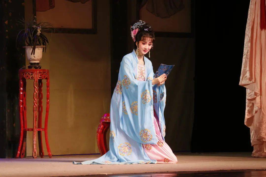 在越剧《西厢记》诞生之前,京剧《红娘》由红娘充当主角,让莺莺,张生