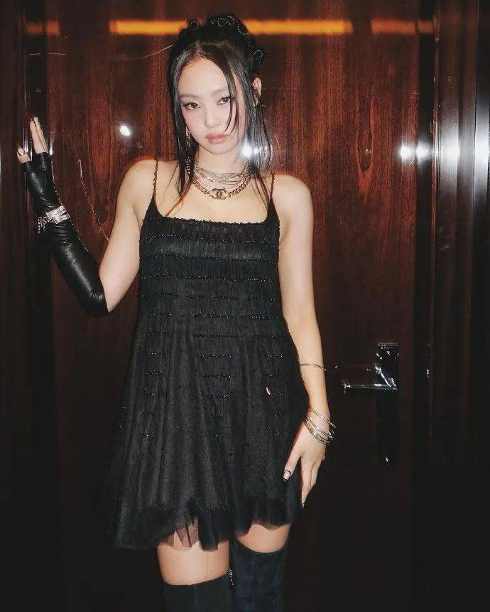 伊周星潮流lisa空降lv大秀chanel独宠jennieblackpink时装周真的赢