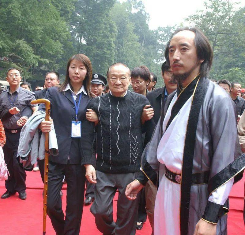 金庸与青城派掌门刘绥滨(右一)迟阿娟 摄相逢一笑泯恩仇.