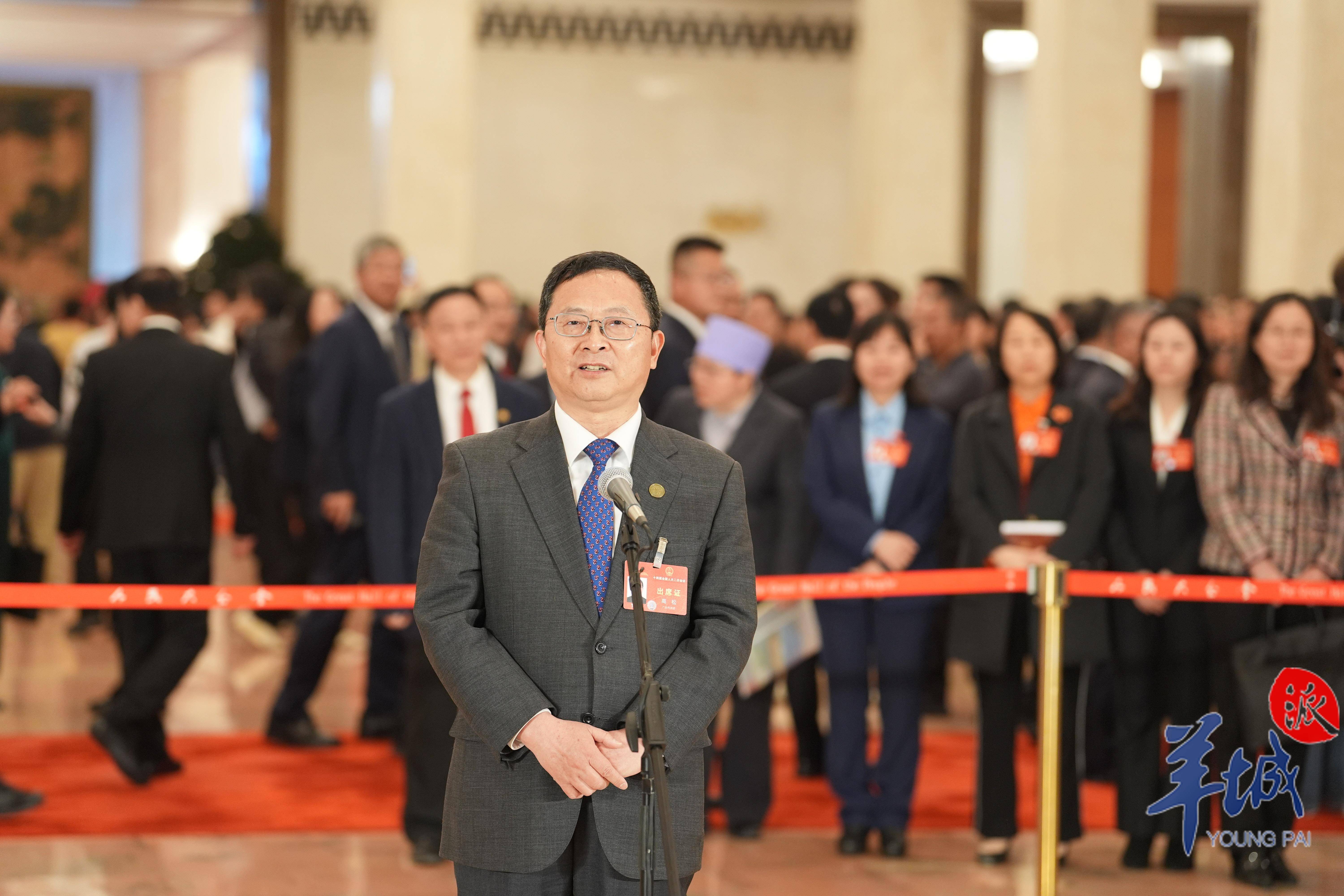 中山大学校长高松走上代表通道让学生参与高水平研究来培养创造力