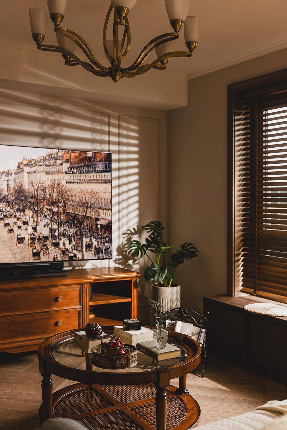 客餐厅通铺大规格山纹人字拼地板,与色调柔和,气质素雅的多乐士网红色