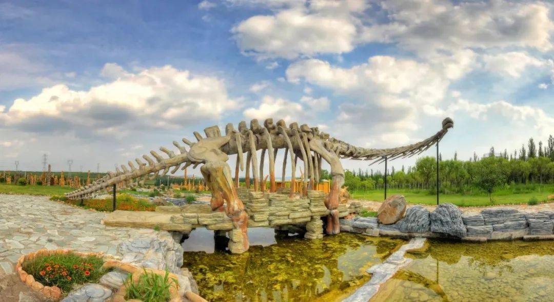辽宁朝阳鸟化石国家地质公园这里主要地质遗迹为古生物化石,含化石