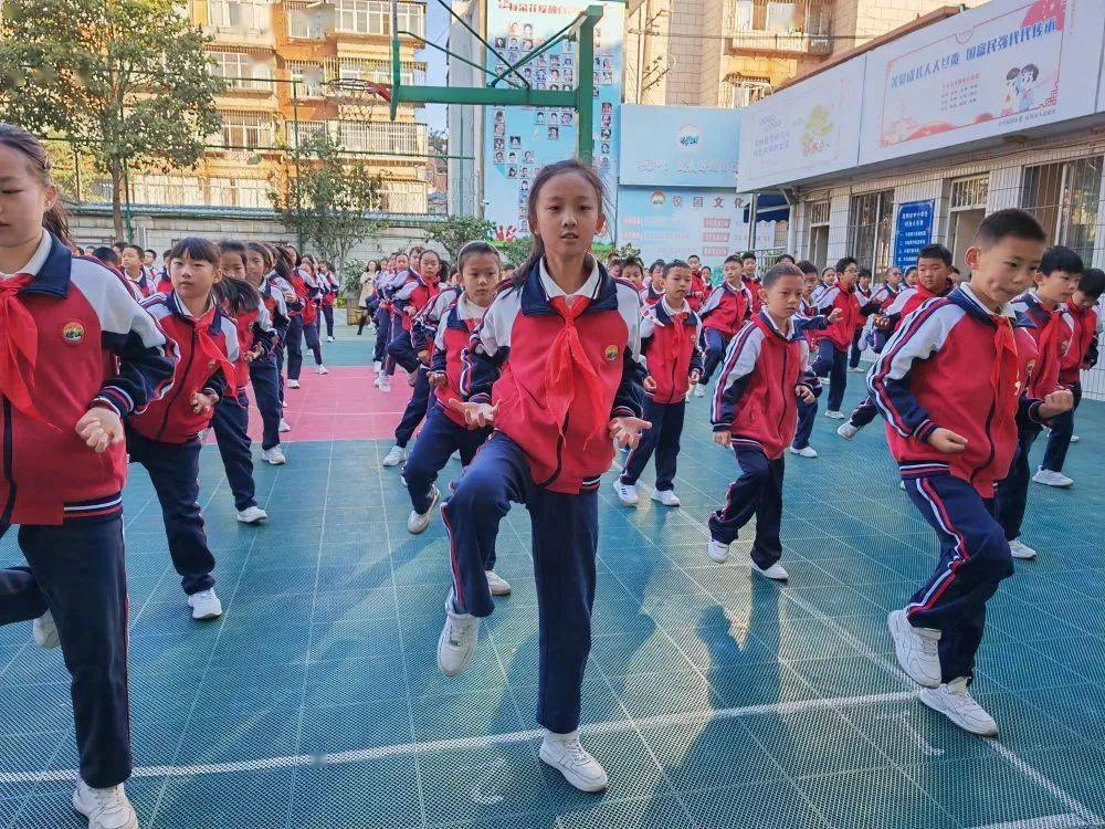 67这所小学师生要行抱拳礼,五禽戏进入大课间_武术_教育_锻炼