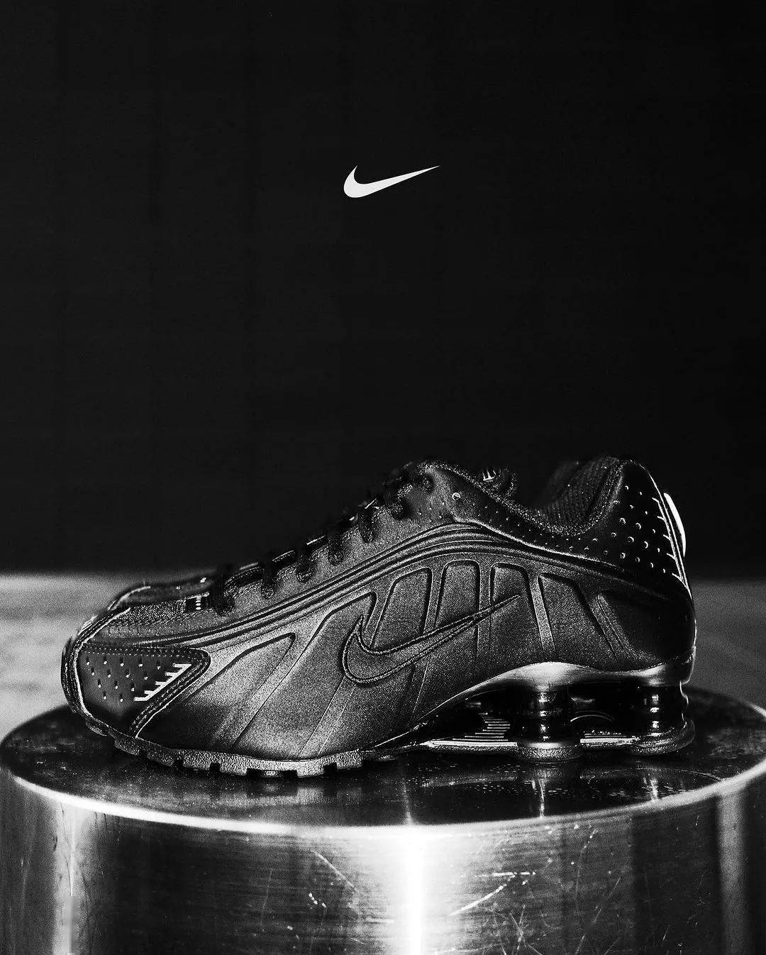 摄影展中的球鞋nikeshoxr4归来55garden分享