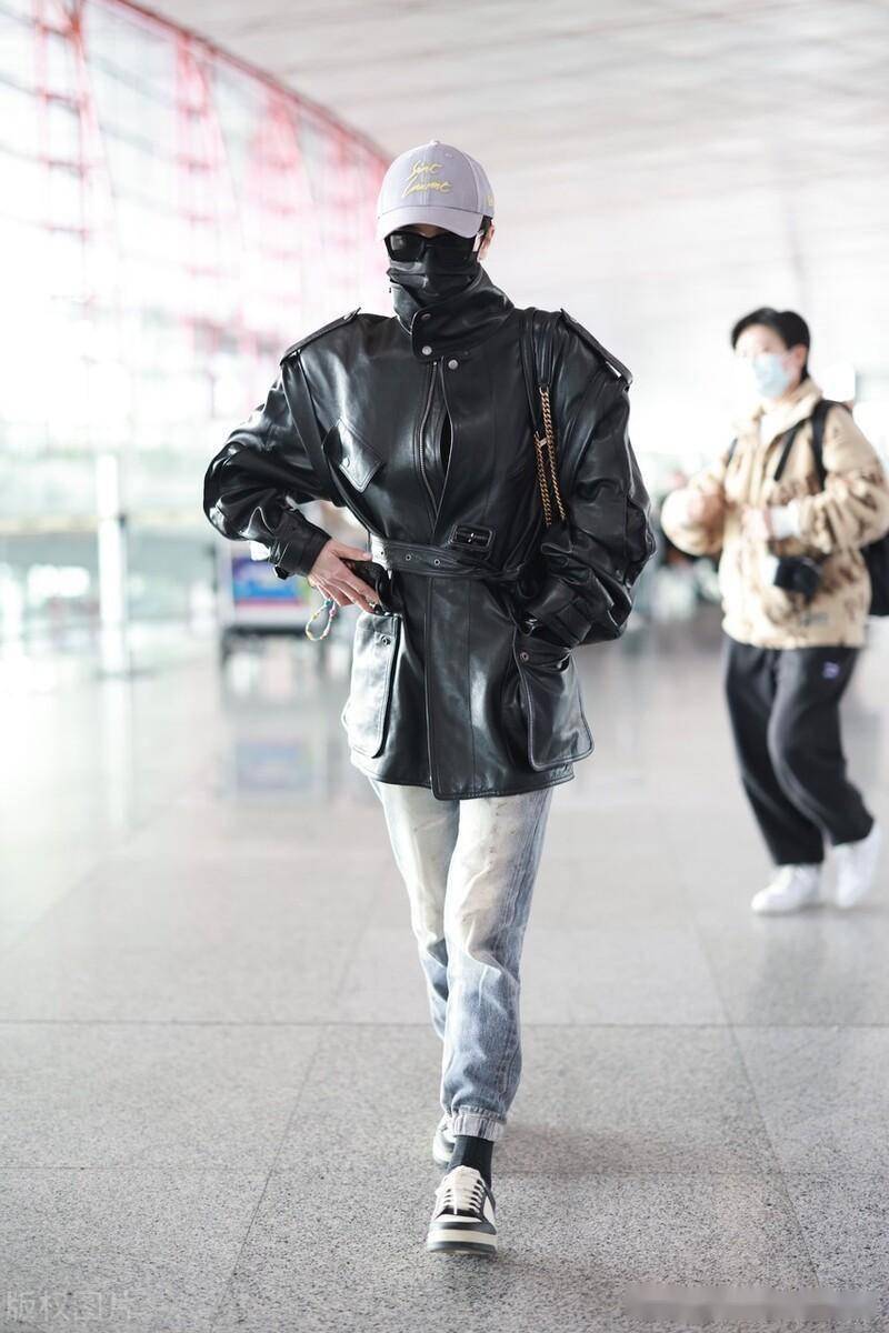 宋佳现身北京机场黑色墨镜皮衣扎腰造型十分酷飒