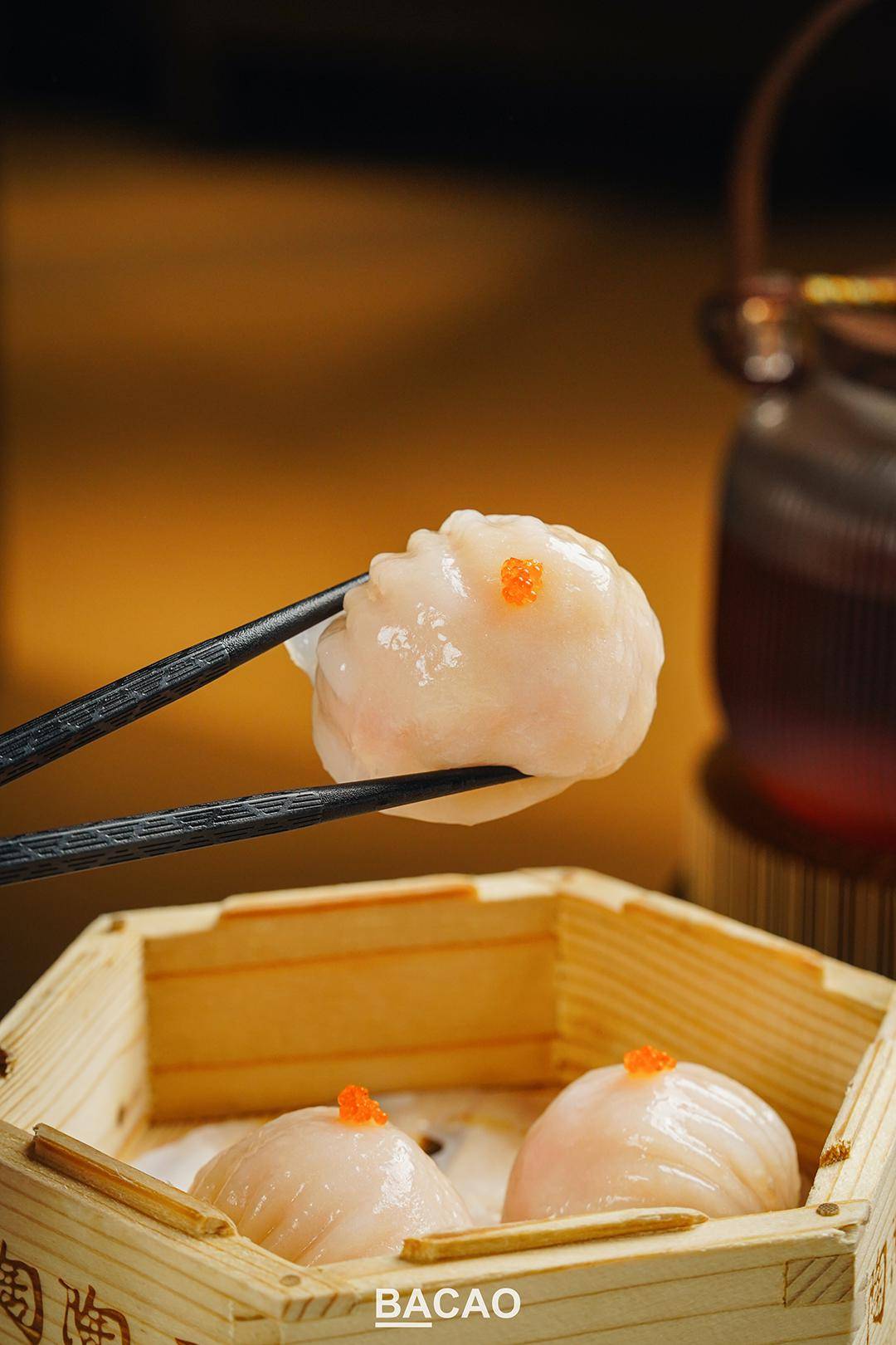 每一个都是面点师傅纯手工制作,超大颗虾饺,料足且实在,口口鲜嫩满足!