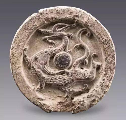 汉代时,四神瓦当盛极一时,在皇家建筑中青龙纹瓦当与白虎,朱雀,玄武