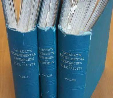 在法拉第的默默召唤之下,上帝派来了数学兼物理双料天才——麦克斯韦