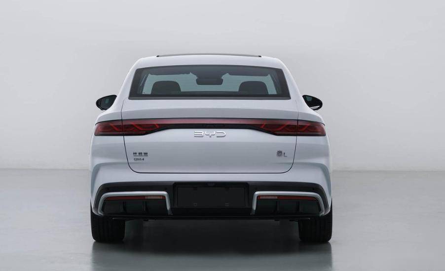 申报信息显示,秦l整车尺寸为4830x1900x1495mm,轴距2790mm,搭载1.