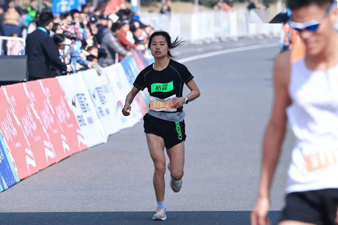 女子组前三名:熊莹莹和张雁舒以1小时18分32秒和1小时18分54秒的成绩