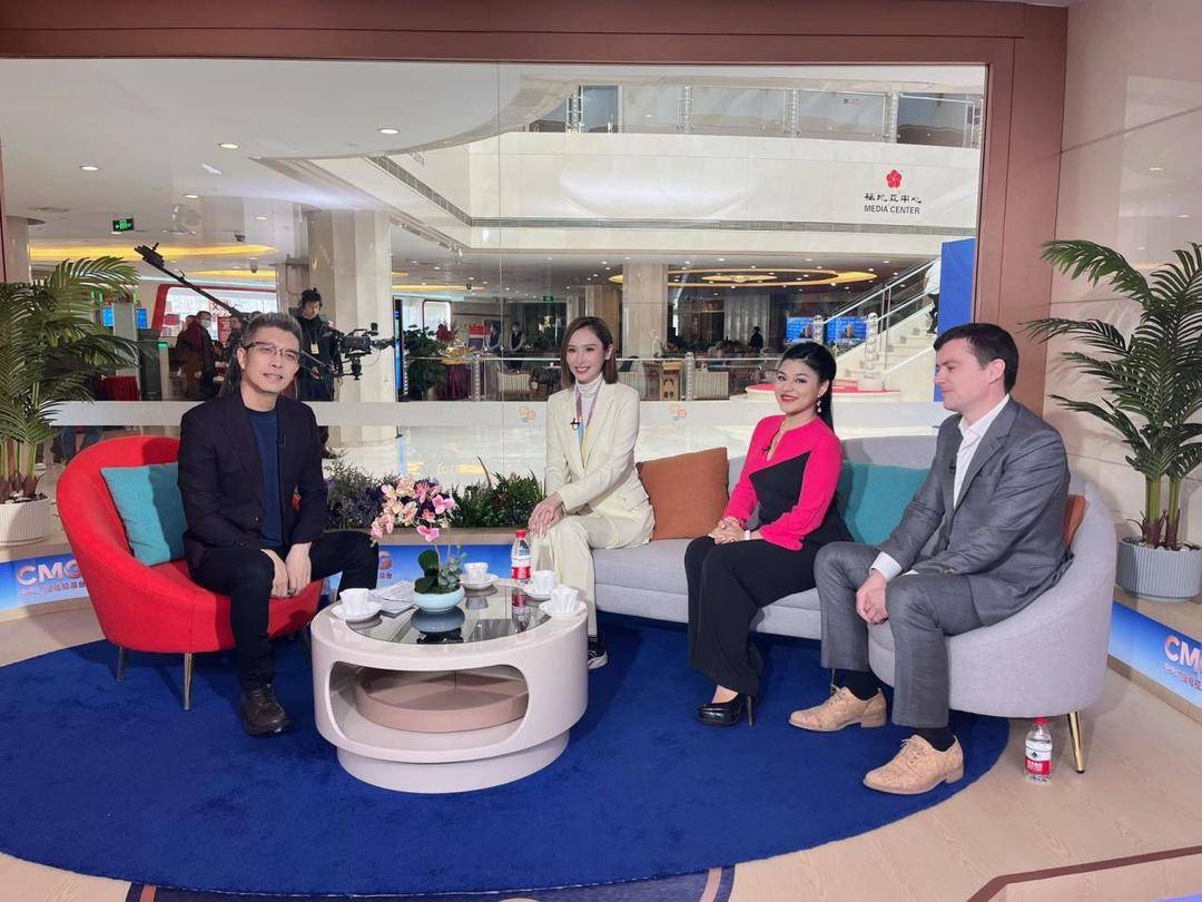 TVB主持人陈贝儿走进央视新闻直播间,与朱广权《聊会》_中国香港_纪录片_节目