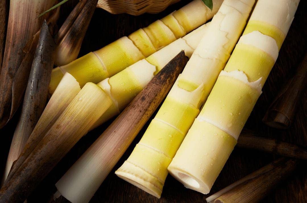 白蒿":性平,味甘,辛,具有平抑肝火,健体补虚,清热解毒,利胆退黄之功效