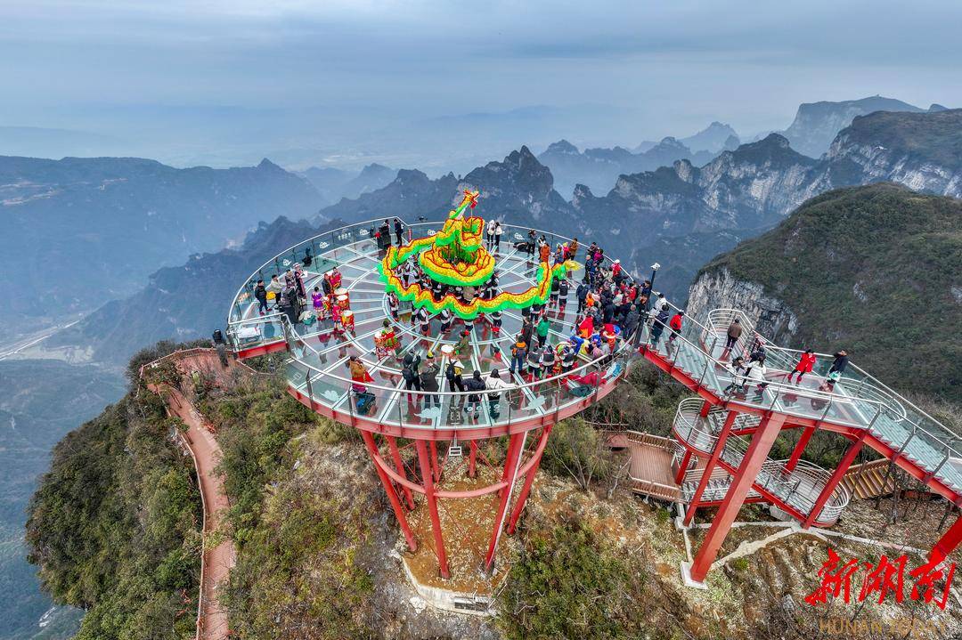 3月10日,张家界七星山景区,民间艺人在海拔1520的"天空之眼"观景台