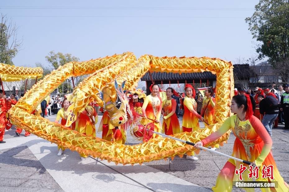 3月10日,沈阳,阳光明媚,市民在北陵公园舞龙迎接即将到来的二月二