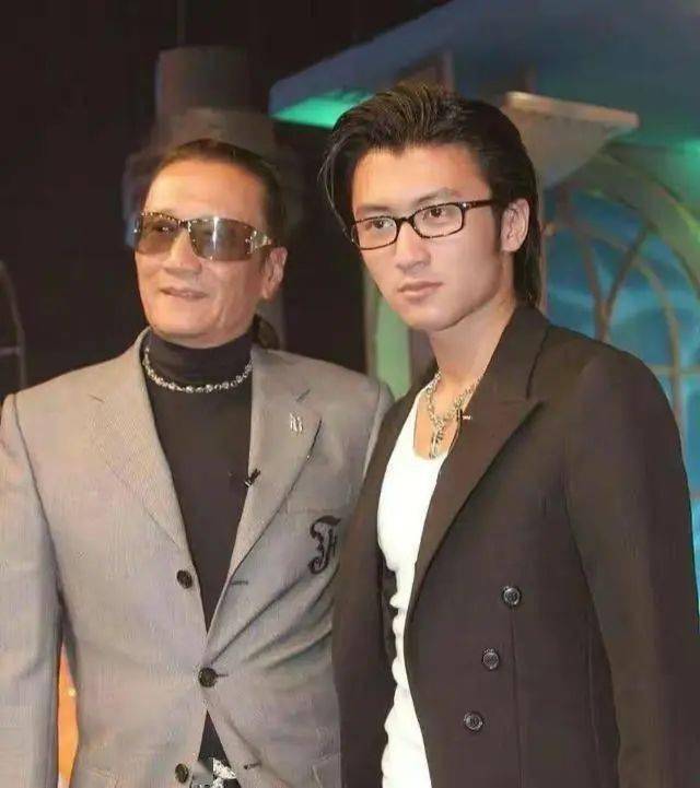 谢霆锋现身澳门,素颜编发越来越像老爸谢贤,提起王菲一脸笑意_运动