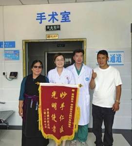 对口支援"传帮带"不远千里送光明_吴燕_巴塘县_患者