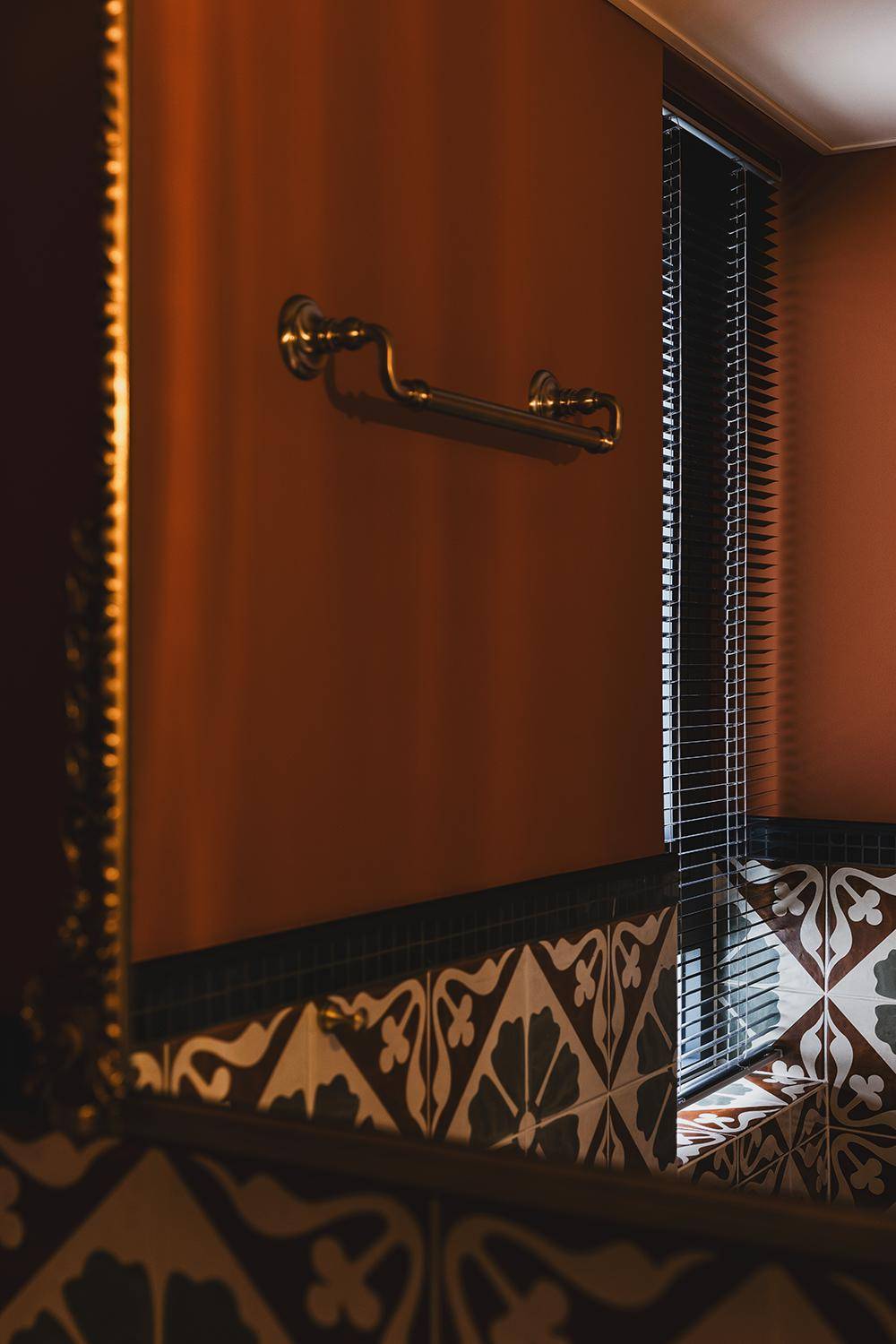 多乐士篝火太妃糖咖色墙砖 复古花砖过渡自然,加上百叶窗设计,配上