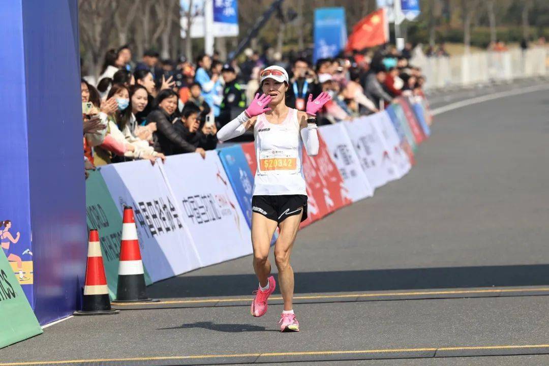 女子组前三名:熊莹莹和张雁舒以1小时18分32秒和1小时18分54秒的成绩