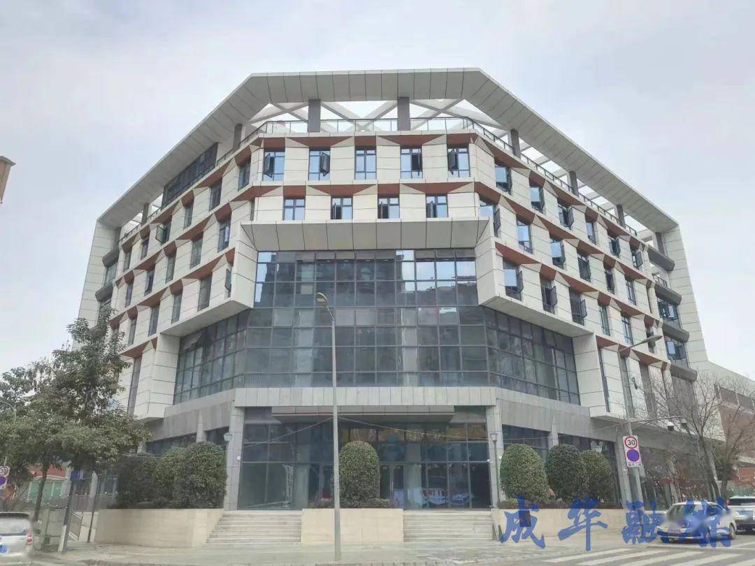 "该项目西邻领地海纳时代小区,南邻马克公馆一,二期,东邻成华区教育