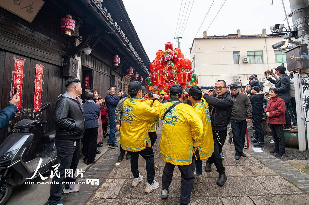 浙江金华舞龙灯喜迎二月二