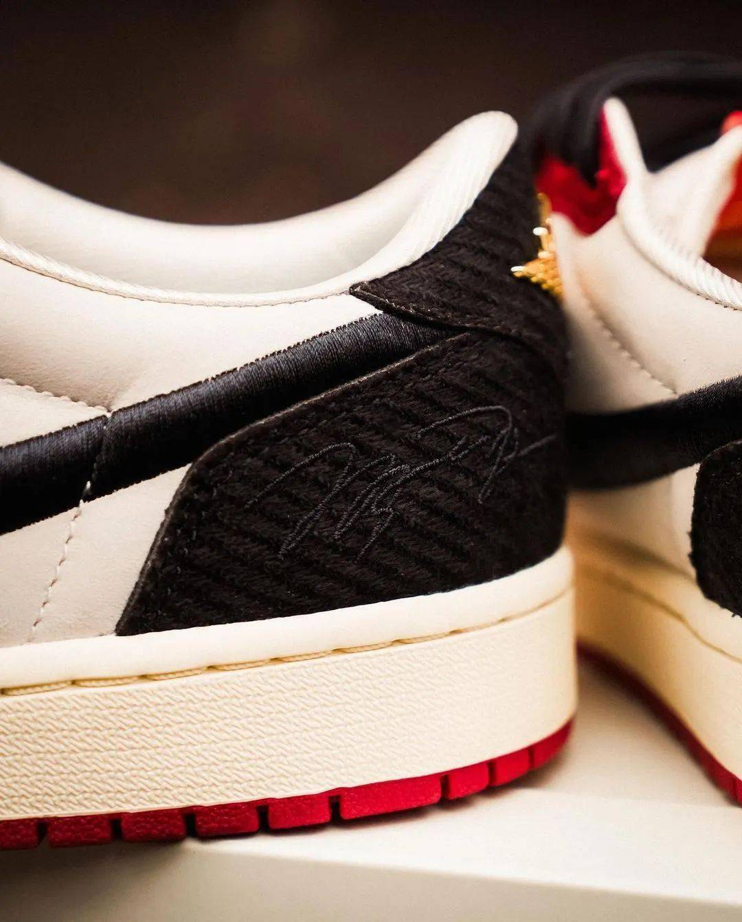 鞋盒面上的 nike swoosh 用褪色处理,衬纸用乔丹 1986 年的 fler