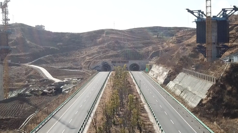 渝昆高铁是我国"八纵八横"高速铁路网中"京昆通道"的重要组成部分