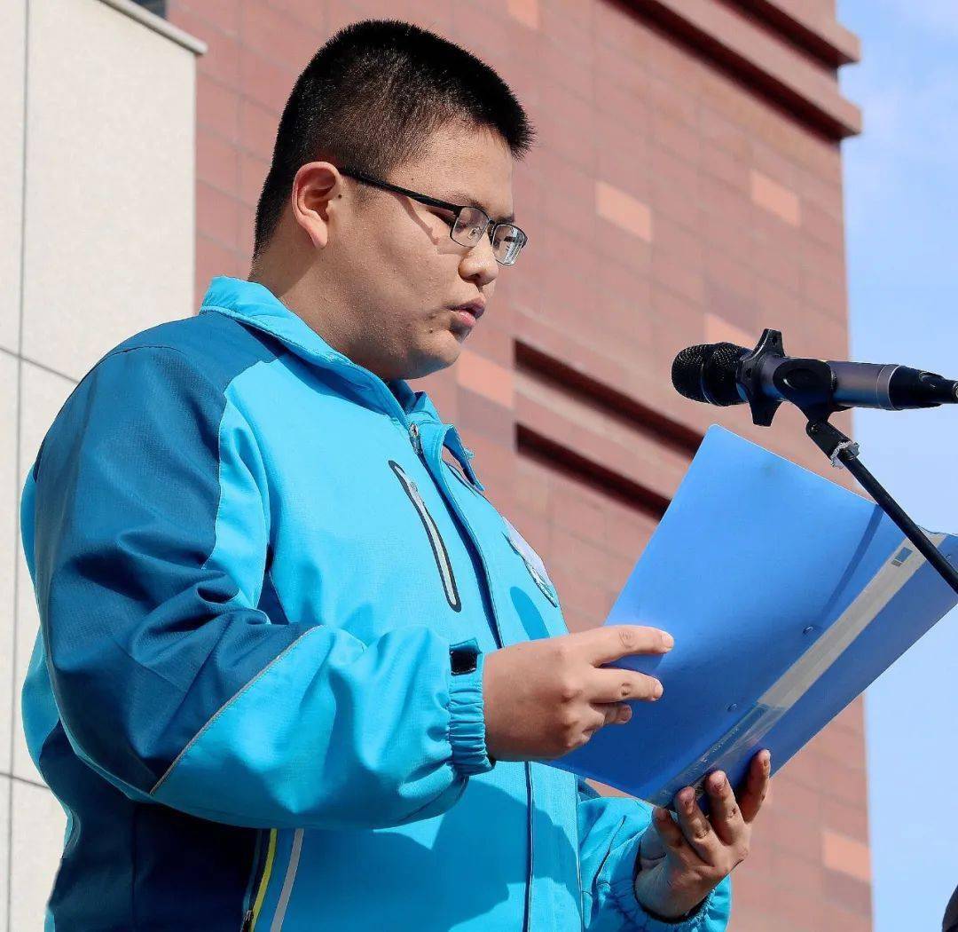 沙湾一中举行《人不负青山,青山定不负人》主题升旗仪式