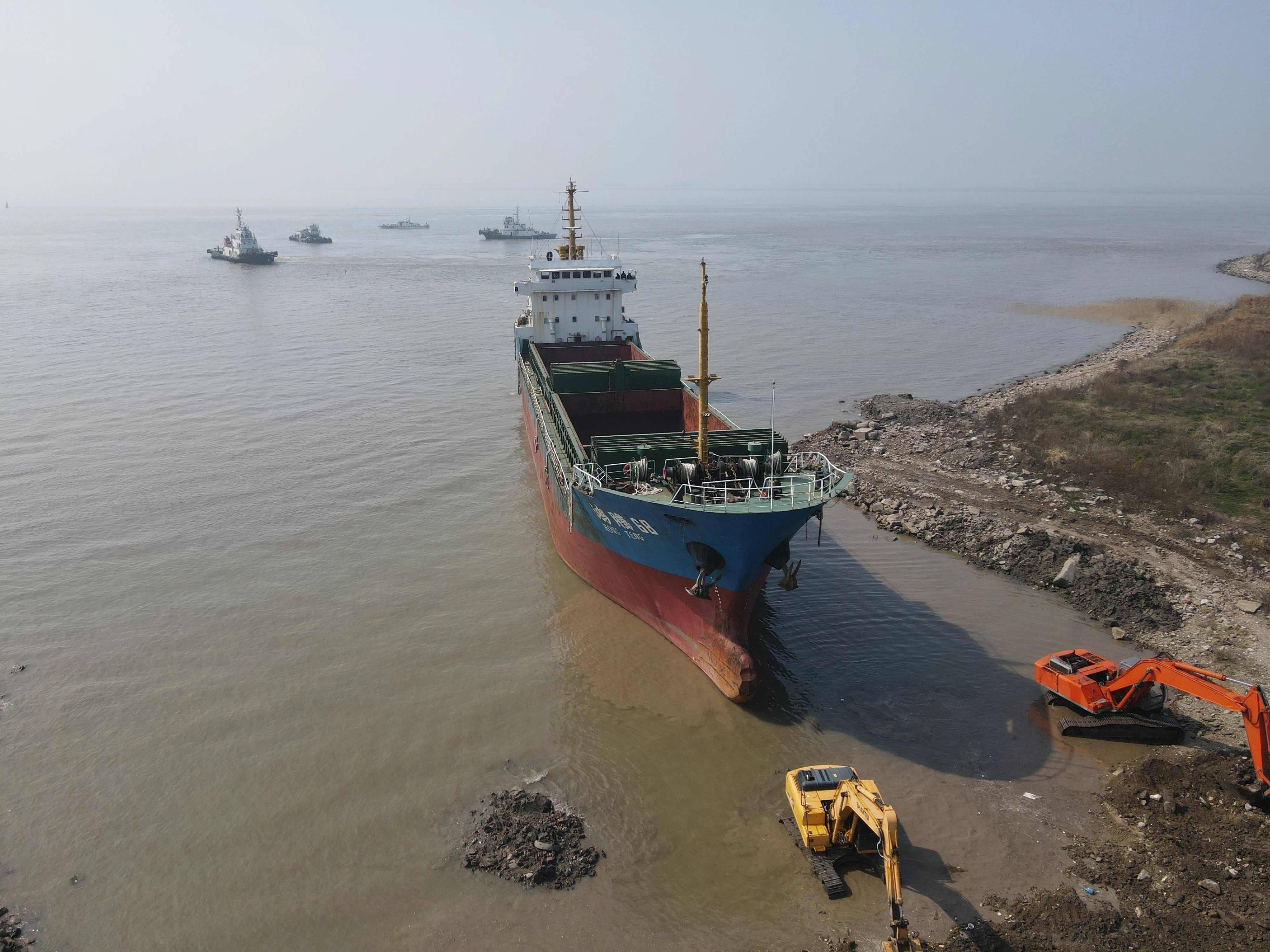 上海长兴岛废弃船只已被拖离,此前在网上走红有人攀船打卡