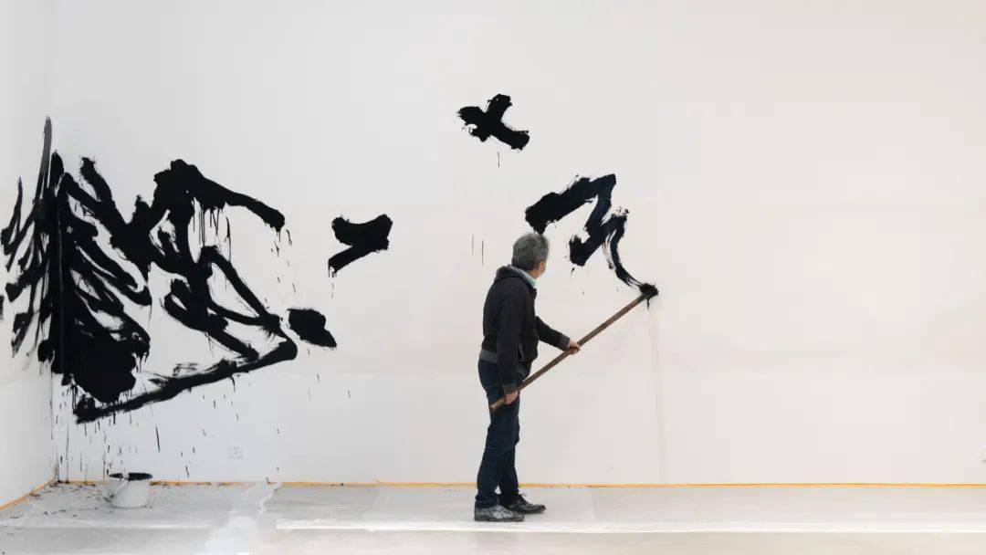 年度艺术人物谭平撕裂的呈现