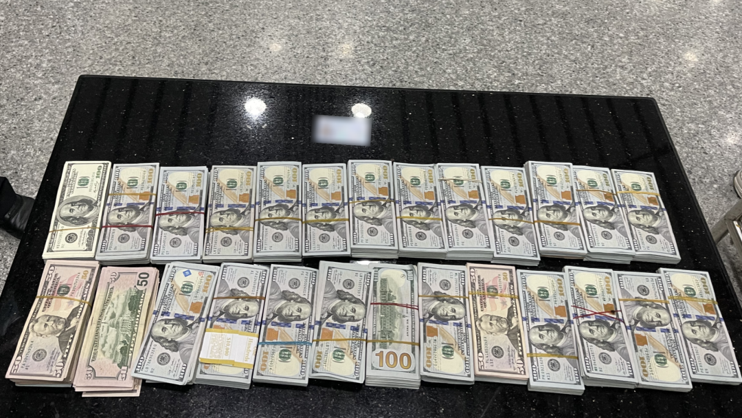 女子手提袋装25万美元走"无申报通道"出境被查_海关_旅客_人民币约