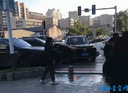 网友爆料,在淡浦路与美阳路交界一处红绿灯罢工,影响过往车辆通行.