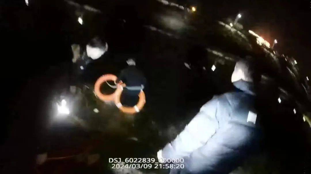 我不上谁上驻马店休假消防员董红威勇救落水女孩