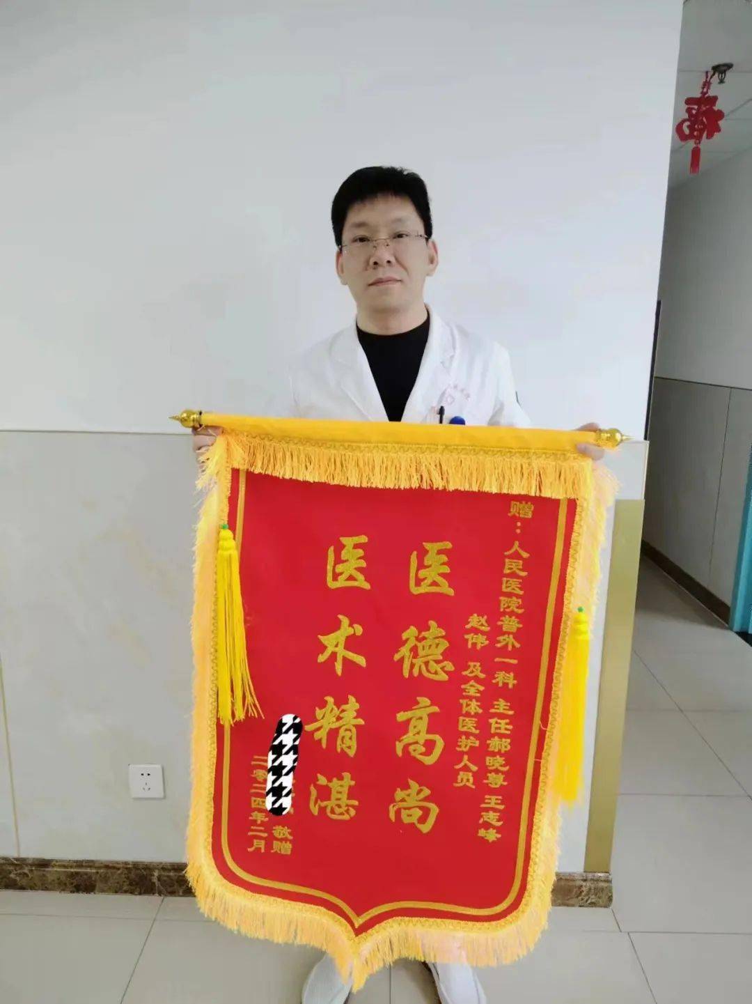 男性,因腹痛急诊入住人民医院,普外一科值班医生赵伟快速为患者查体