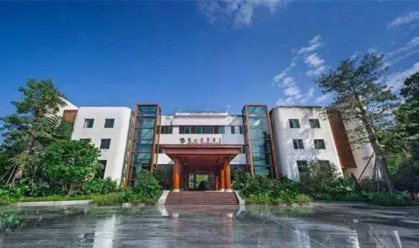 养生度假一站搞定新兴龙山温泉738元起入住主楼豪华房自助早餐无限次