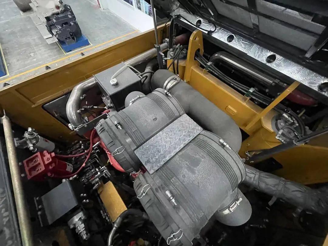 液压油位防冻液位机油油位·同时,还要检查发动机舱内各管路是否存在