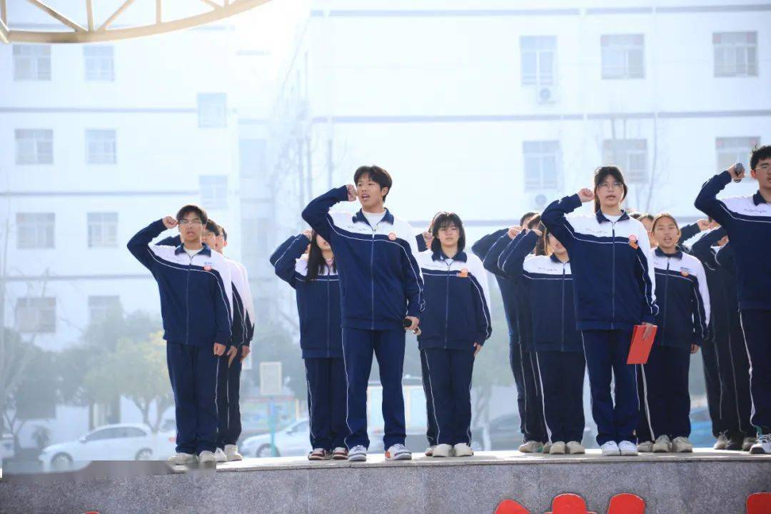 高中部红旗飘飘迎春风学子昂昂踏新程2024年春季学期华泰中学高中部第