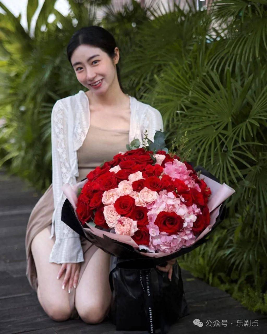 出席道教活动自拍不停,曾透露不需戒肉_黄紫恩_黄婧灵_限制