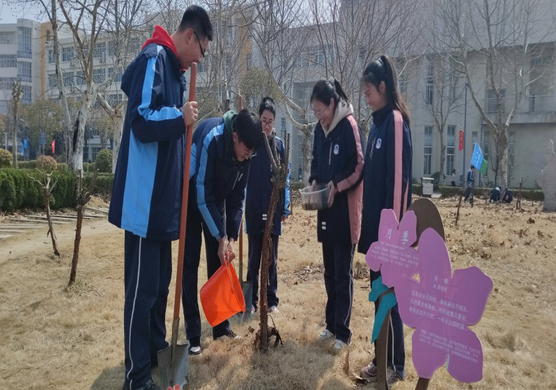 3月12日是我国第46个植树节,淮安中学团委组织"百草园"生物学社,缘之