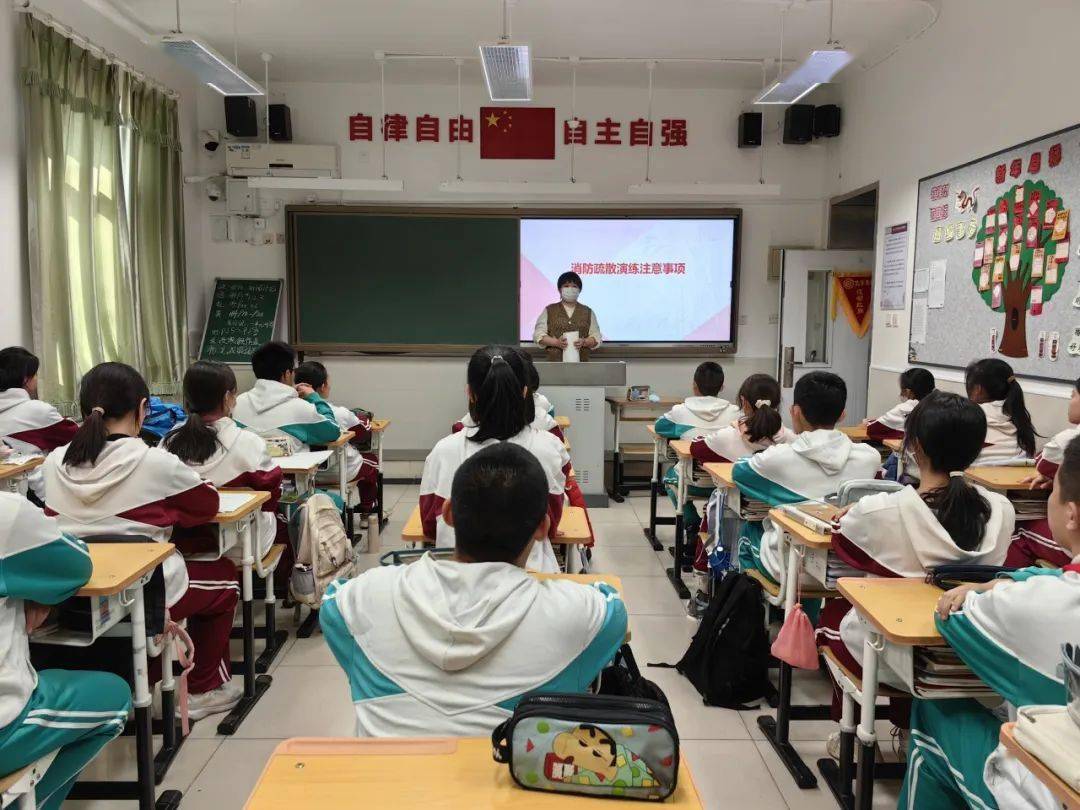 落实消防演练提升安全意识北方工业大学附属学校开展消防疏散演练