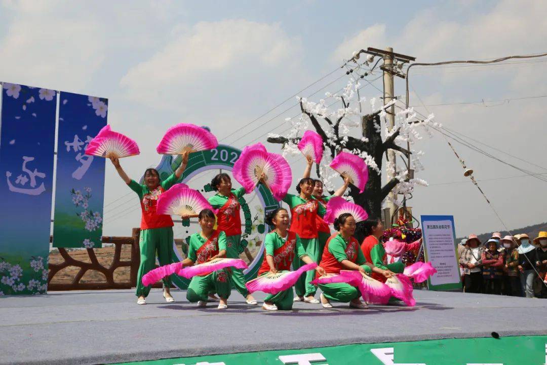 舞蹈《十大姐》▲舞狮3月12日,第五届梨花节开幕,台上的演员与观众