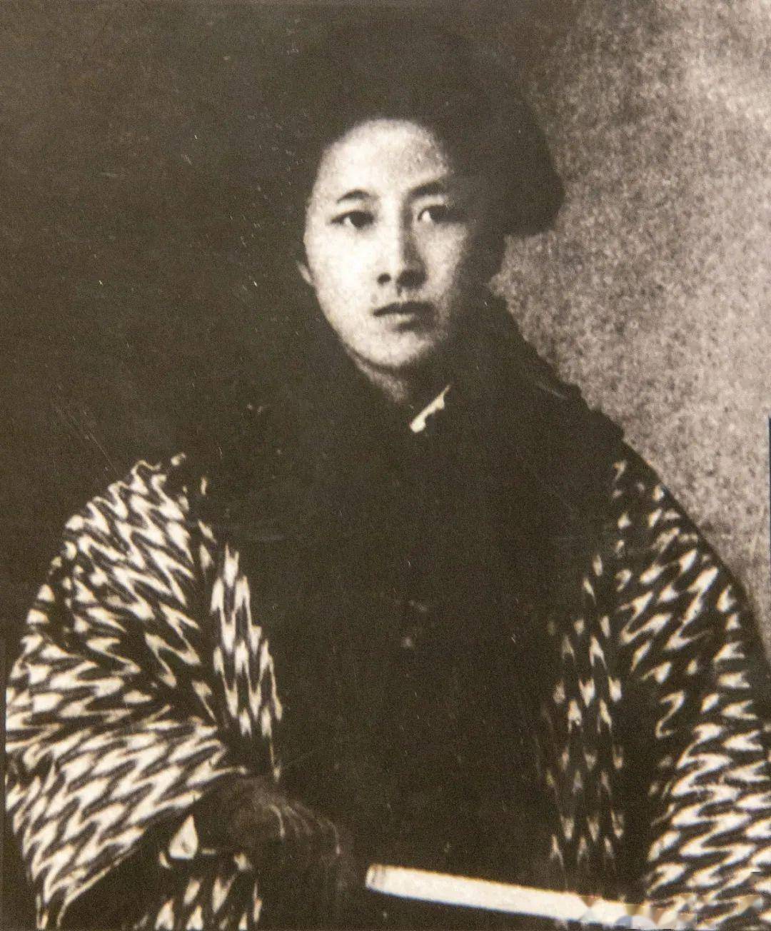 1907年7月15日,受徐锡麟刺杀恩铭案牵连,秋瑾在绍兴被杀,中外舆论震动