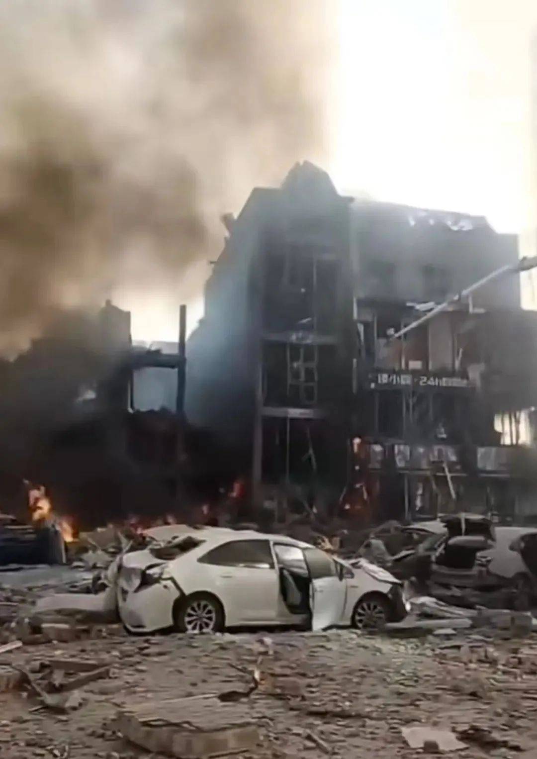 河北燕郊一炸鸡店突发爆炸,冒出巨大火球,目击者称"整栋楼受损严重"