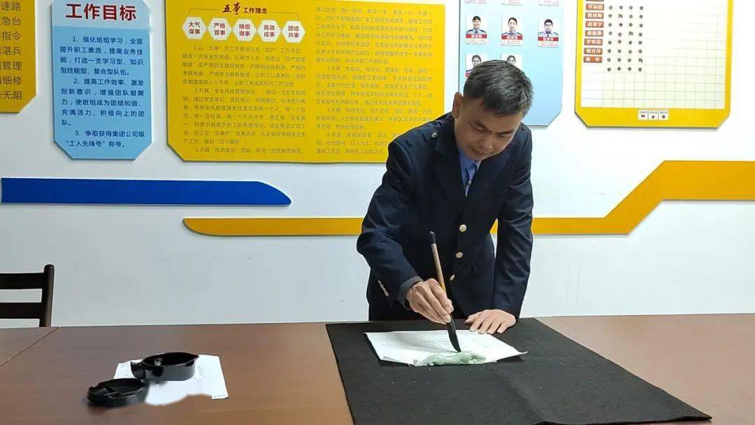 工作之外,他还是单位的"书法家",中国铁路书法家协会会员.