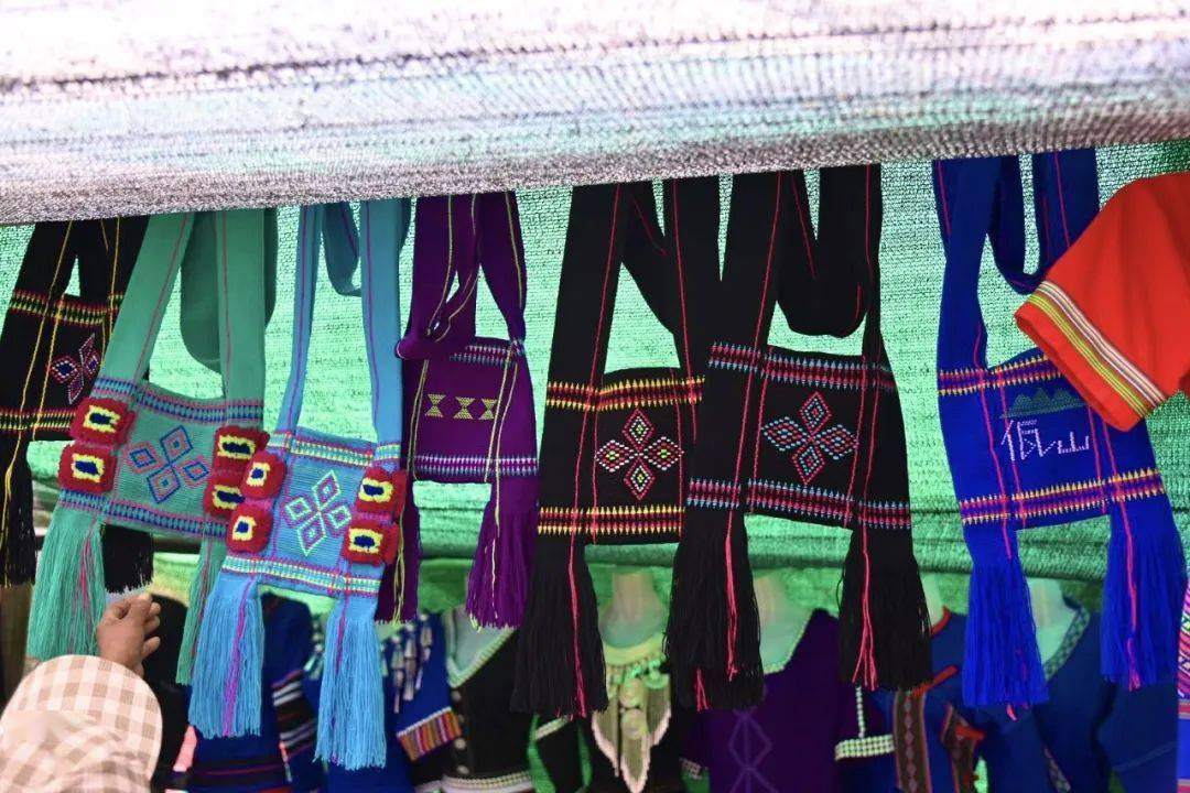 佤族织锦传承古法技艺,主要采用锯织法,主要以黑,红为主色,各种颜色为