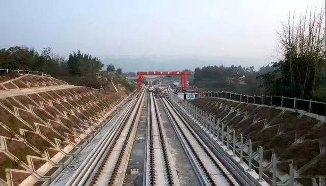 预计3月底全线铺轨贯通_璧山_隧道_城轨