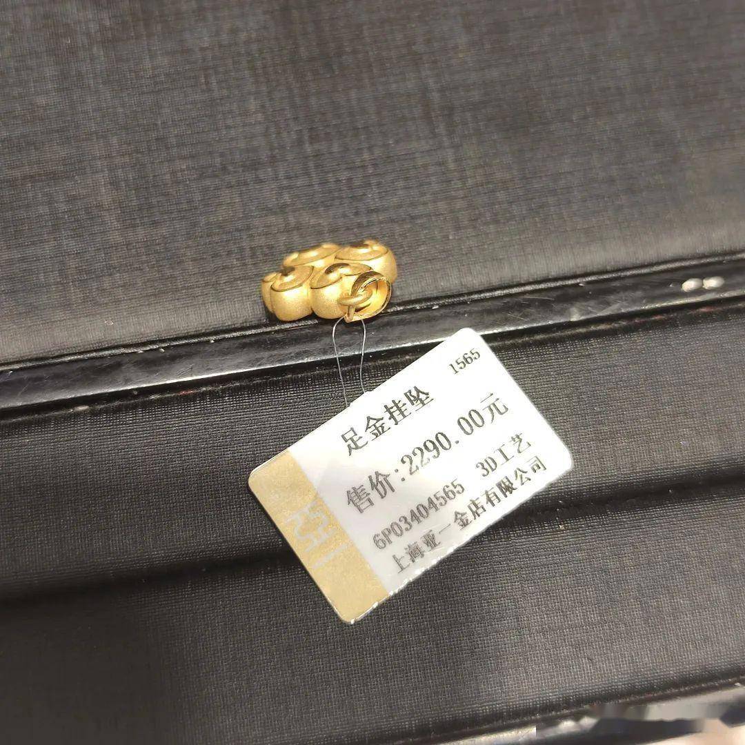 比如下图中左为规范标签,对比可以发现,右图标签误将足金纯度"999‰"