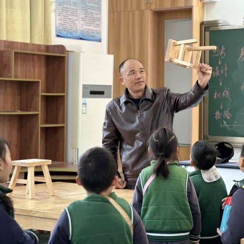 幼小衔接,双向奔赴—沥海街道中心幼儿园大班幼儿参观小学活动