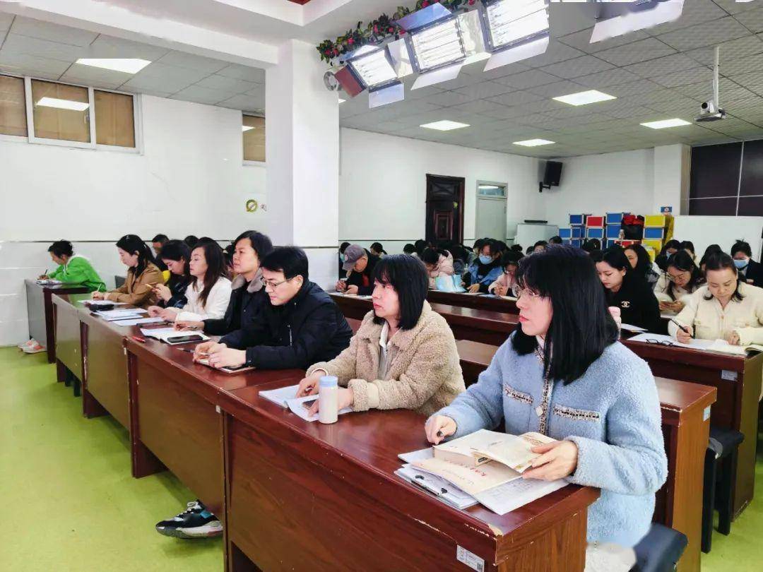 未央区枣园小学的全体老师在学校的组织下集体阅读钱穆先生所著的