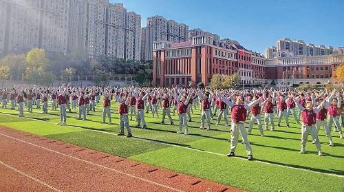 济南市槐荫区培新小学的大课间由"动感跑""跳绳操""篮球操""武术操""