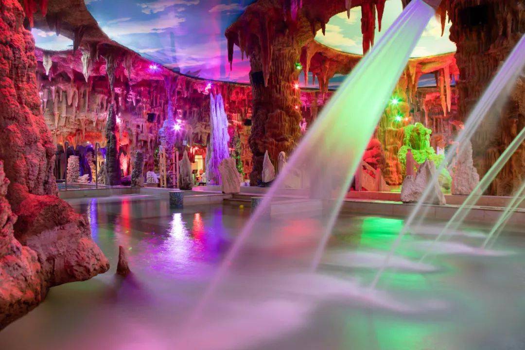 九华山庄温泉荟萃古今中外温泉洗浴经典,相继推出六国,六朝,十二生肖